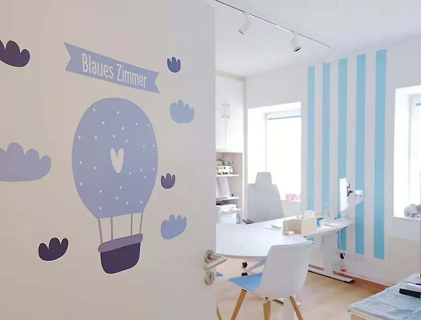 Behandlungszimmer "Blaues Zimmer" der Kinderarztpraxis im Westbad